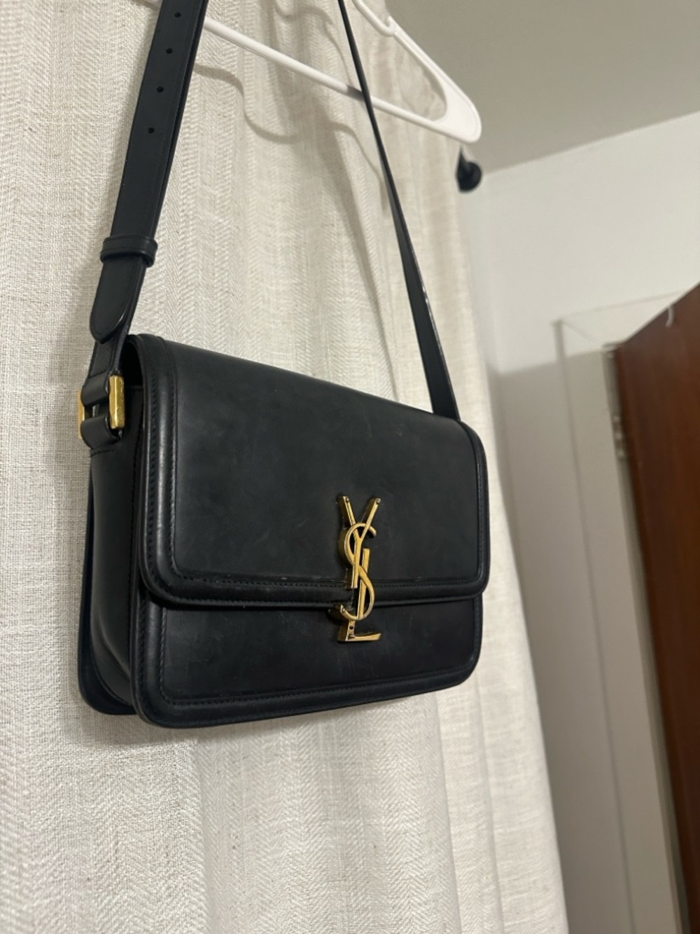 Yves Saint Laurent Black Leather Shoulder Bag with Gold YSL Logo - Picture 5 of 9